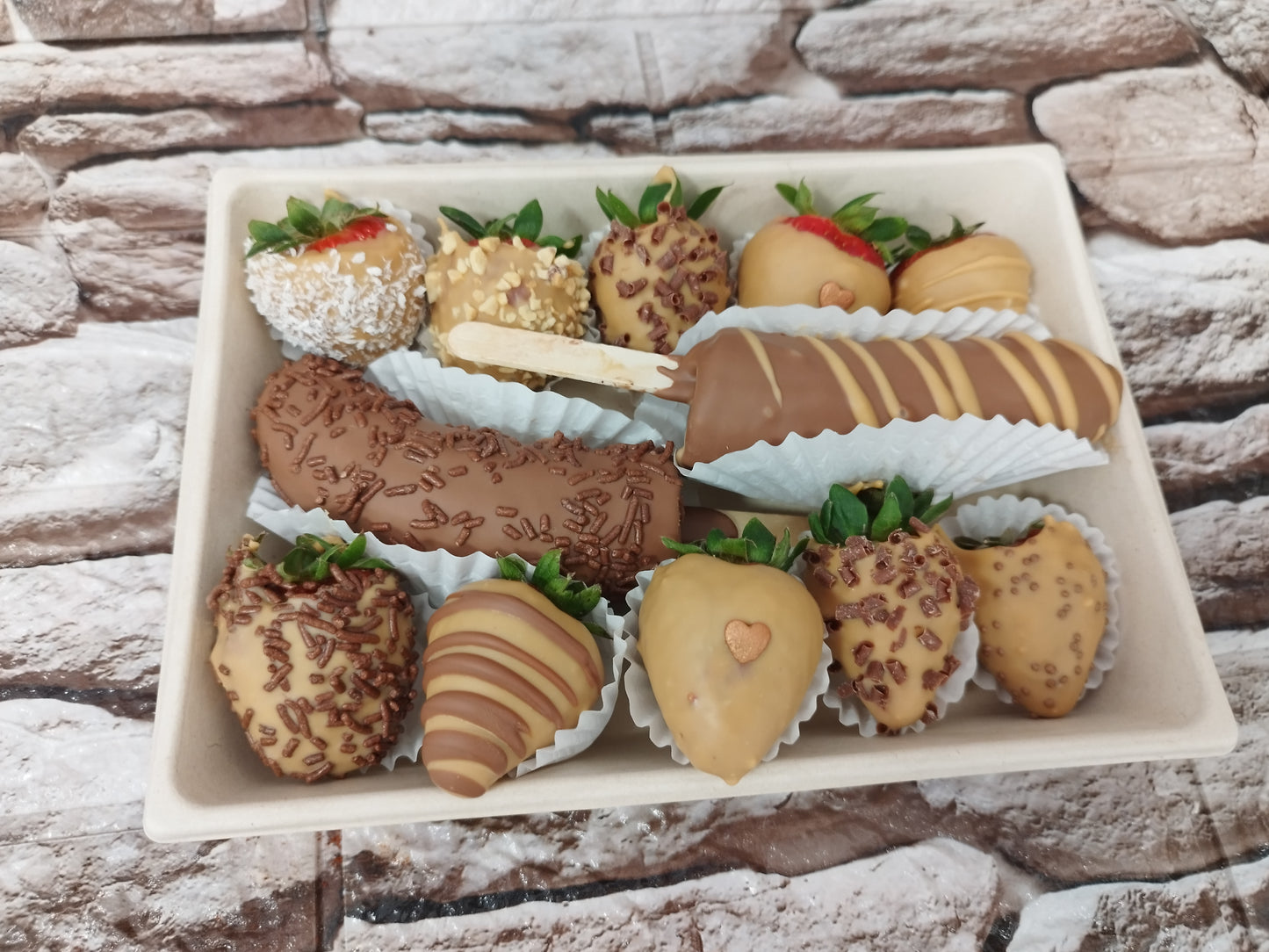 Kazetka menších jahodiek 🍓 v kombinácii s banánmi 🍌s karamelovou čokoládou
