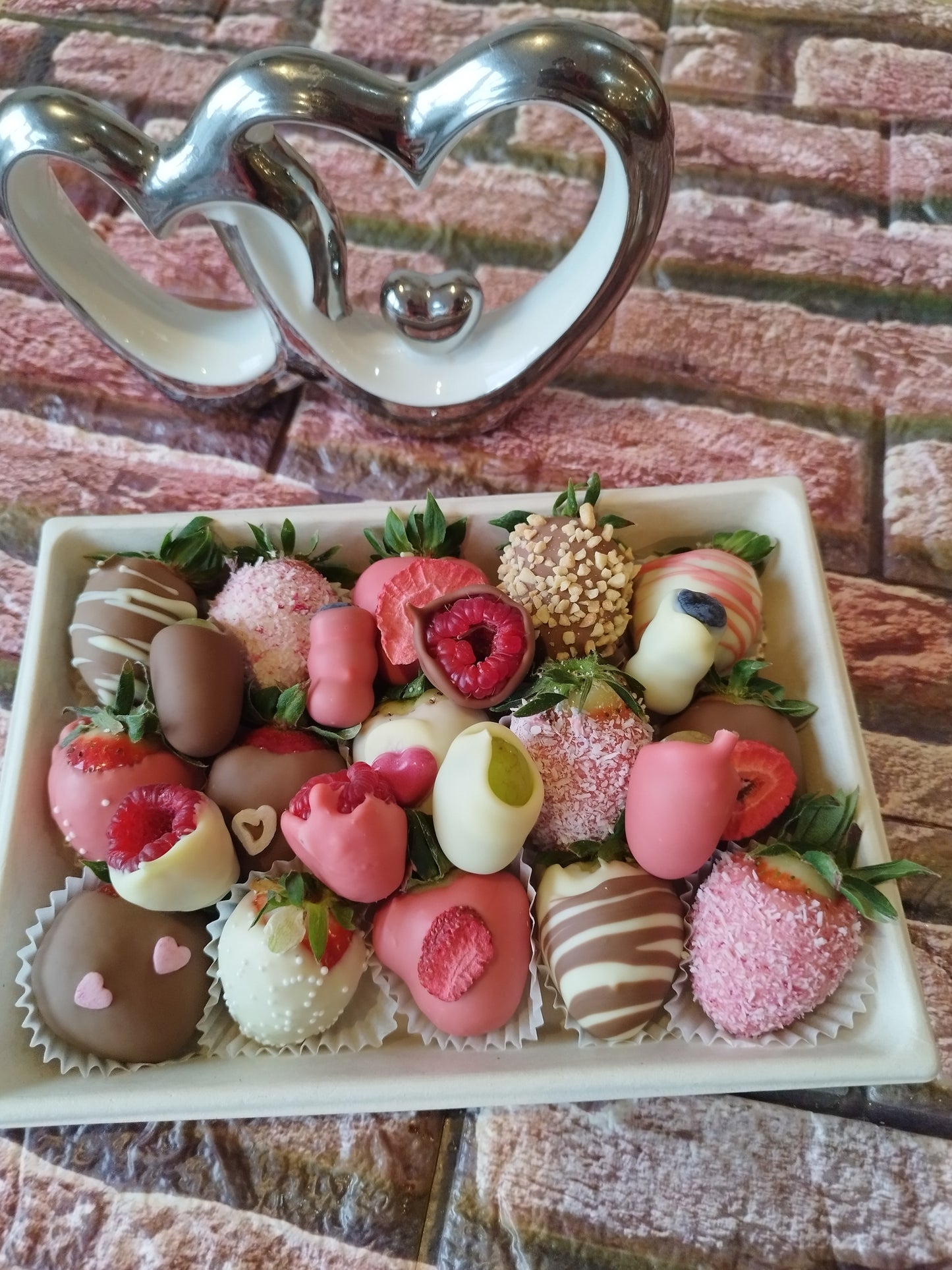 KAZETKA menších jahodiek 🍓 v kombinácii s hroznom,malinami a čučoriedkami