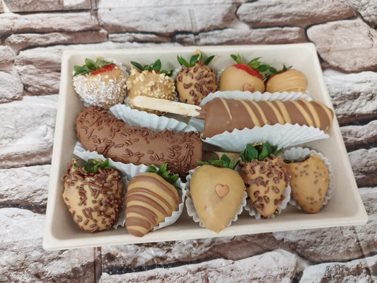 Kazetka menších jahodiek 🍓 v kombinácii s banánmi 🍌s karamelovou čokoládou