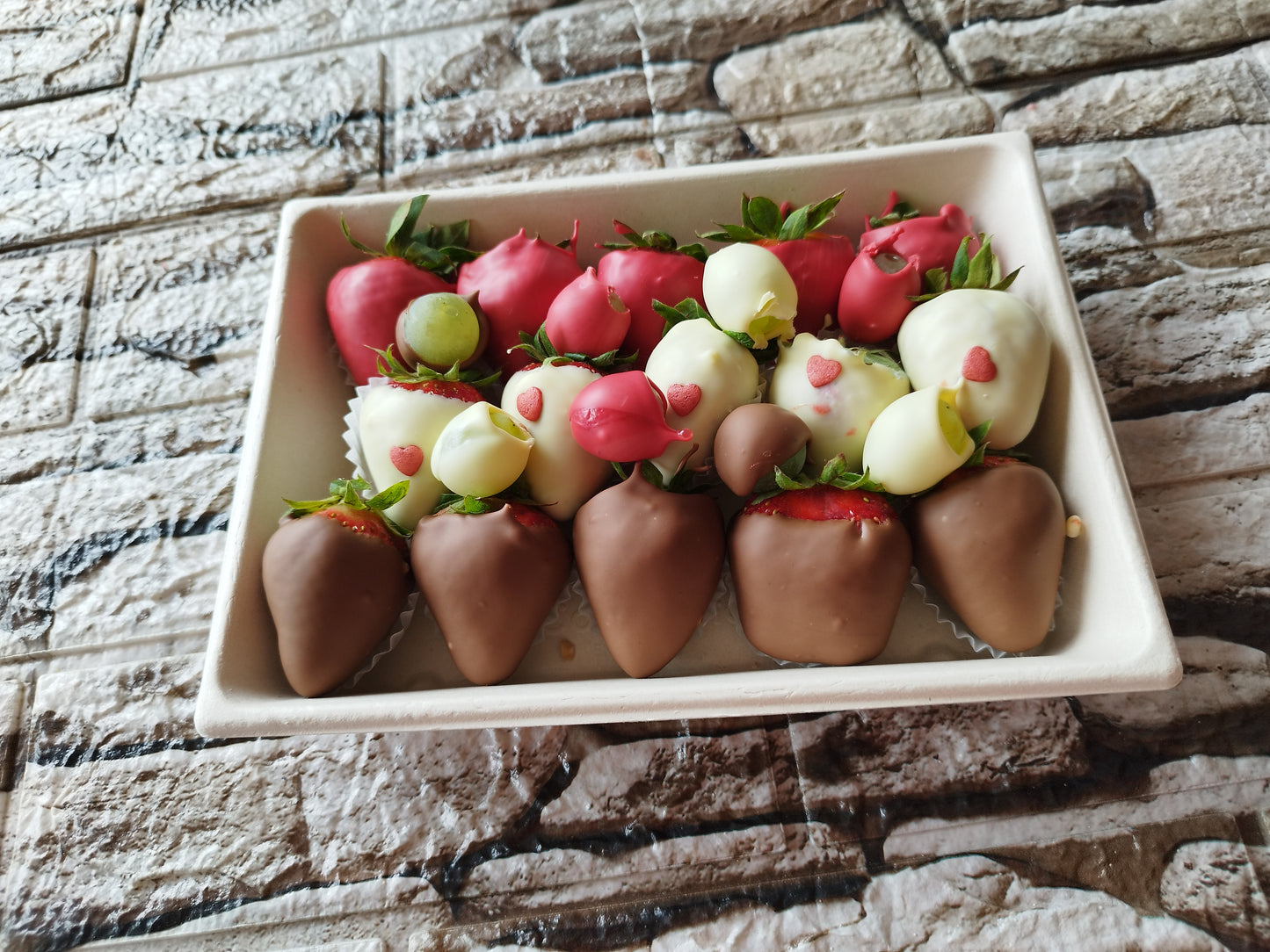 Kazetka menších jahodiek 🍓 v kombinácii s hroznom 🍇